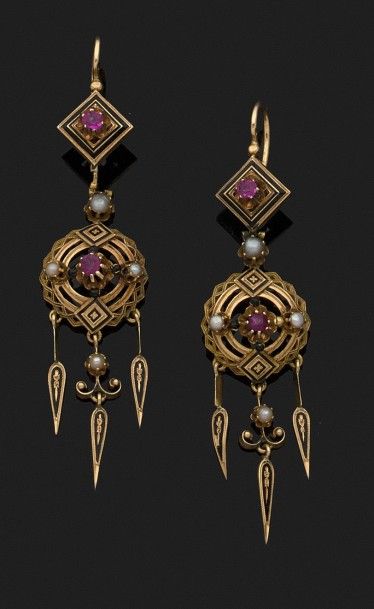 PAIRE DE BOUCLES D'OREILLES dites «dormeuses»...
