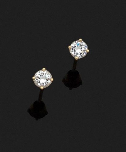 PAIRE DE PUCES D'OREILLES en or jaune 18k...