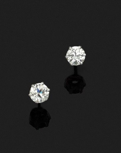 PAIRE DE PUCES D'OREILLES en or gris 18k...