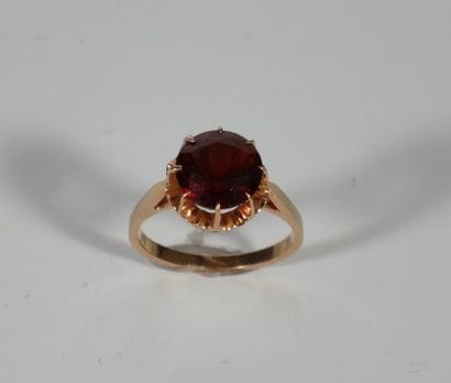BAGUE en or jaune 18k (750 millièmes) sertie...