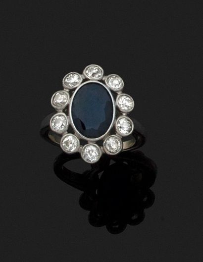 BAGUE en platine sertie d'un saphir ovale...