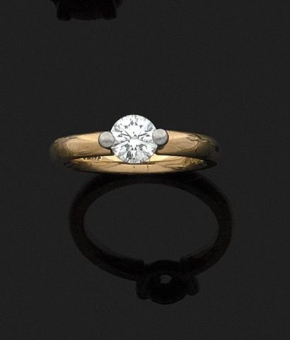 BAGUE en or jaune et gris 18k (750 millièmes)...