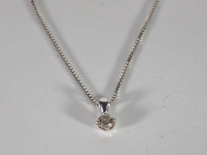 PENDENTIF ET SA CHAÎNE en or gris 18k (750...