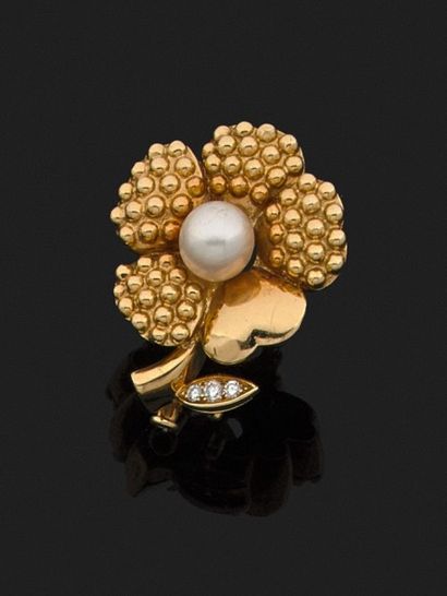 FRED
BROCHE FLEUR en or jaune 18k (750 millièmes)...