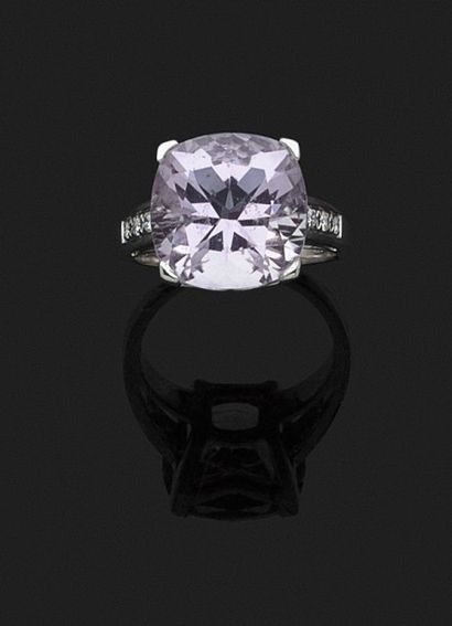 BAGUE en or gris 18k (750 millièmes) sertie...