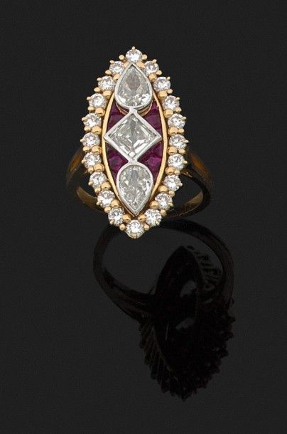 BAGUE «marquise» en or jaune 18k (750 millièmes)...