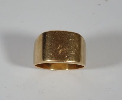 BAGUE CHEVALIÈRE en or jaune 18k (750 millièmes).
Poids:...