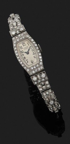 MONTRE BRACELET DE DAME en platine sertie...