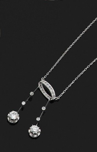 COLLIER négligé en platine serti de deux...
