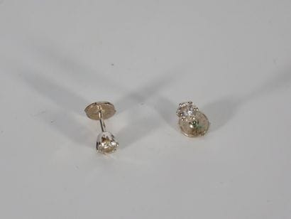 PAIRE DE PUCES D'OREILLES en or gris 18k...
