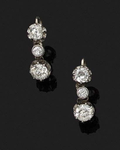 PAIRE DE BOUCLES D'OREILLES dites dormeuses...