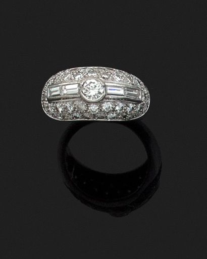 BAGUE en or gris 18k (750 millièmes) sertie...