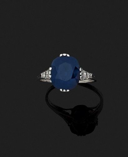 BAGUE en platine sertie d'un saphir de forme...