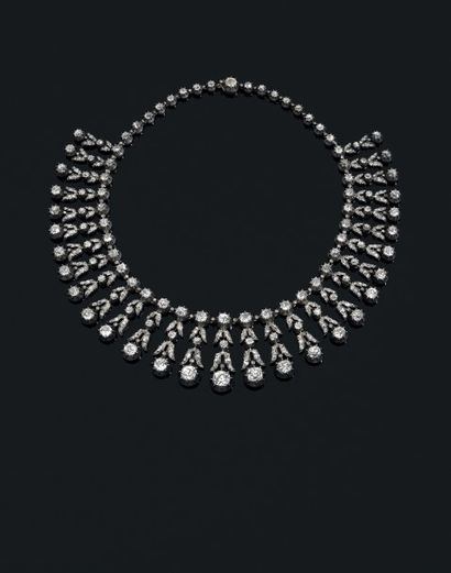 COLLIER DRAPERIE en or 18k (750 millièmes)...