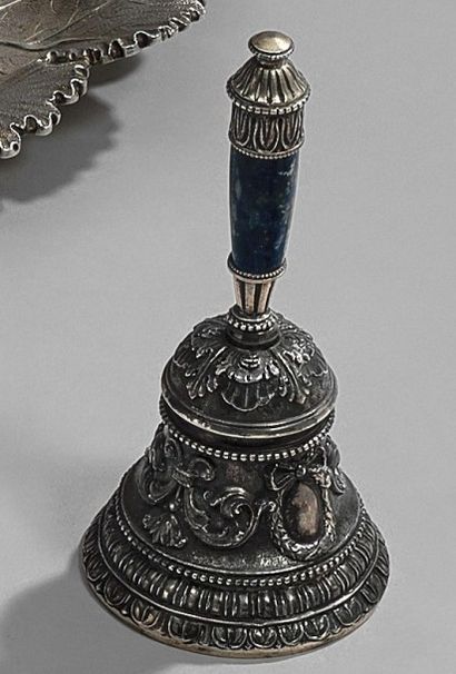 CLOCHE DE BUREAU en argent fondu ciselé,...