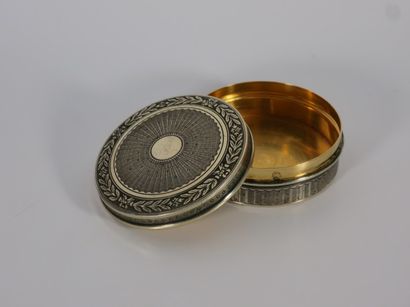 PETITE BOÎTE À PILULES en argent et vermeil...