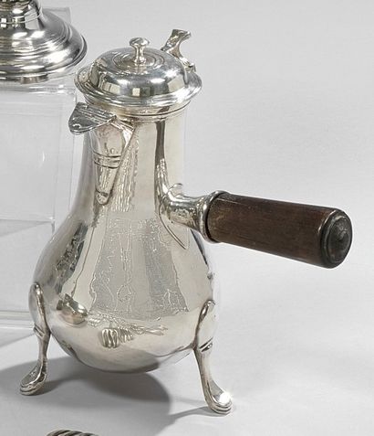CAFETIÈRE tripode en argent à décor mouluré,...