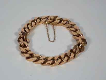 BRACELET GOURMETTE en or jaune 18k (750 millièmes).
Chaîne...