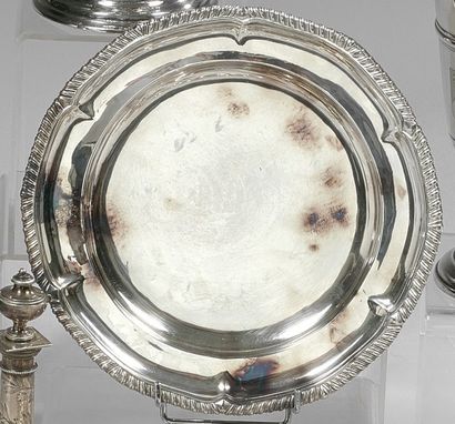 PLAT rond en argent à bords godronnés et...