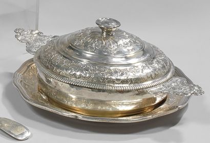 ÉCUELLE COUVERTE ET SON PRÉSENTOIR en argent,...