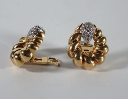 PAIRE DE CLIPS D'OREILLES en or jaune 18k...