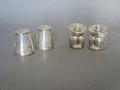 DEUX PAIRES DE SALIÈRES en argent, l'une...