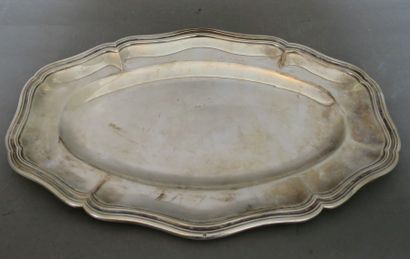 PLAT ovale en argent à bords chantournés...
