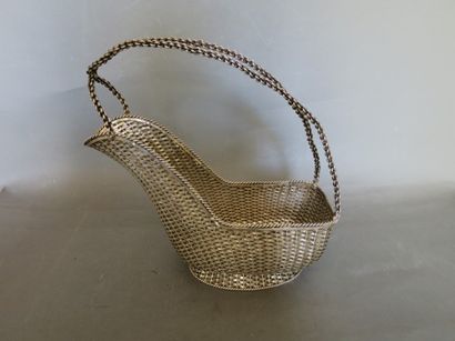 PORTE-BOUTEILLES en argent à décor de vannerie.
Poids:...