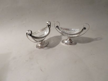 PAIRE DE SALIÈRES de forme navette sur piédouche...