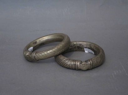 DEUX BRACELETS RIGIDES en argent à décors...