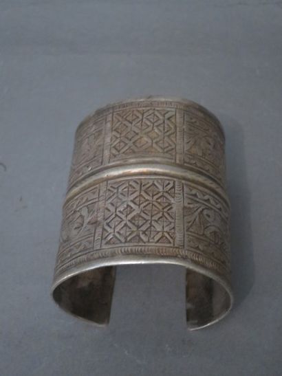 LARGE BRACELET MANCHETTE en argent à décor...