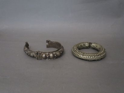 Large bracelet rigide en argent à motifs...