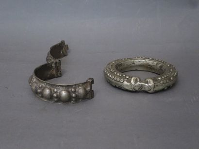 Large bracelet rigide en argent à motifs...