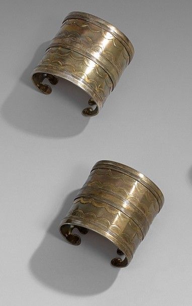 PAIRE DE BRACELETS MANCHETTES en argent à...
