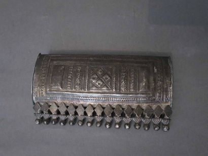 PORTE-CORAN en argent à décor gravé de motifs...