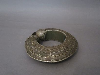 GRAND BRACELET en argent à motifs stylisés.
Ancien...