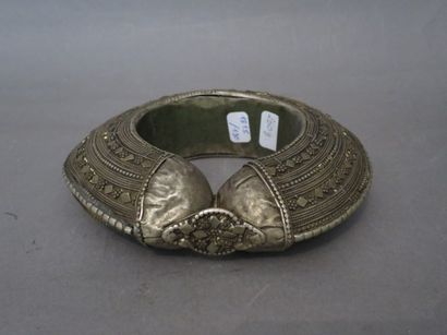 GRAND BRACELET en argent à motifs stylisés.
Ancien...