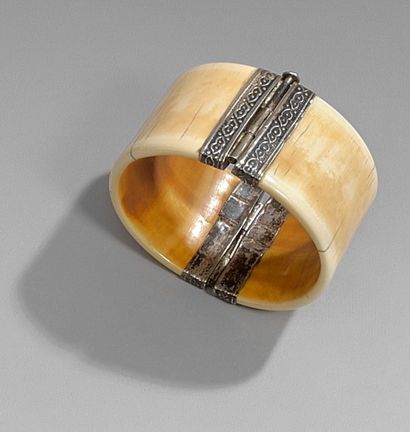 BRACELET en ivoire patiné, monture en argent.
Travail...