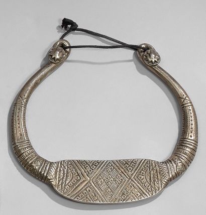 COLLIER RIGIDE en argent à décor de motifs...