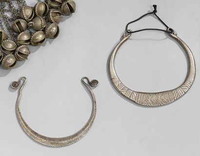 COLLIER RIGIDE en argent (bas titre) à motifs...