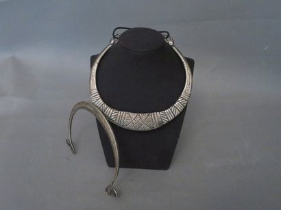 COLLIER RIGIDE en argent (bas titre) à motifs...
