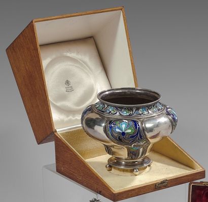 Carl FABERGE
VASE à côtes torses en argent...