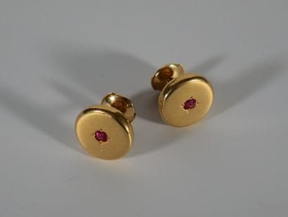 PAIRE DE BOUCLES D'OREILLES rondes en or...