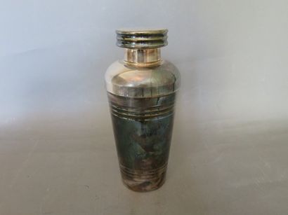 Shaker en métal argenté.
Hauteur: 23 cm
