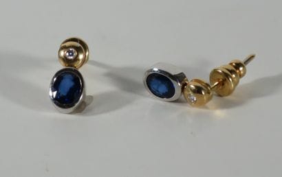PAIRE DE BOUCLES D'OREILLES en or jaune et...