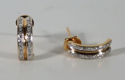 PAIRE DE BOUCLES D'OREILLES en or jaune et...