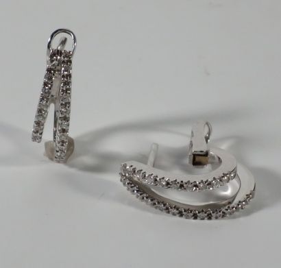 PAIRE DE BOUCLES D'OREILLES en or gris 18k...