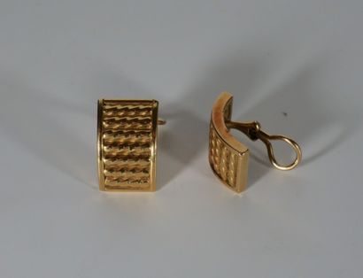 PAIRE DE BOUCLES D'OREILLES à clips en or...