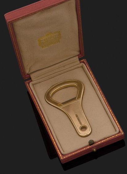 CARTIER
DÉCAPSULEUR en or jaune 9k (375 millièmes)...