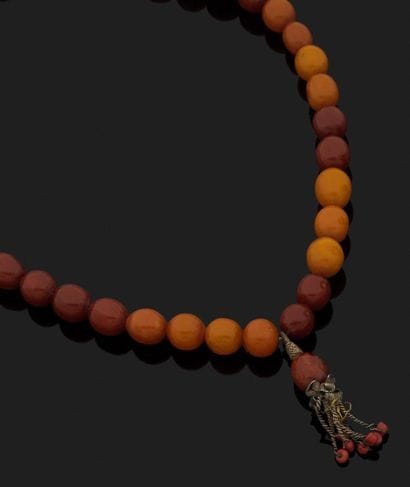 COLLIER de perles d'ambre ovoïdes.
Poids...